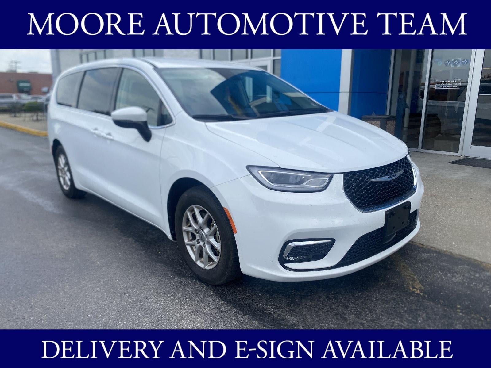 2023 Chrysler Pacifica Touring L's photo