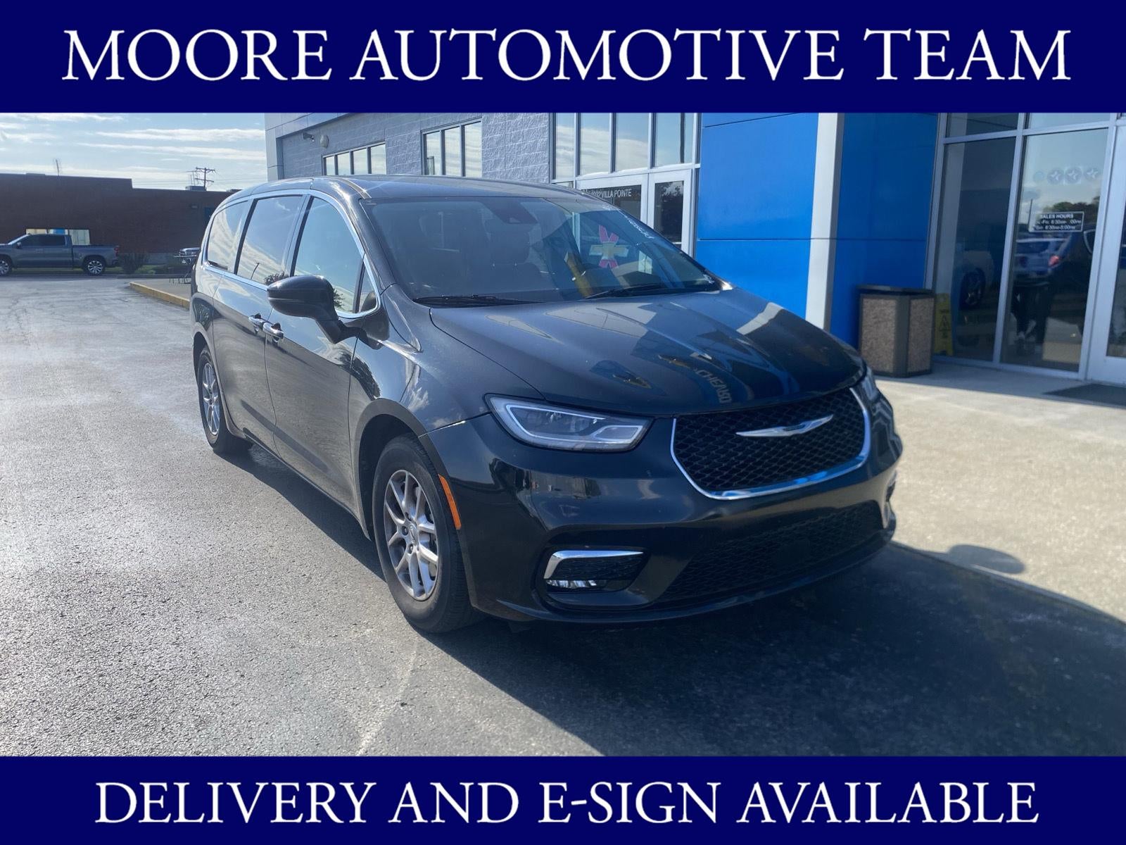 2023 Chrysler Pacifica Touring L's photo