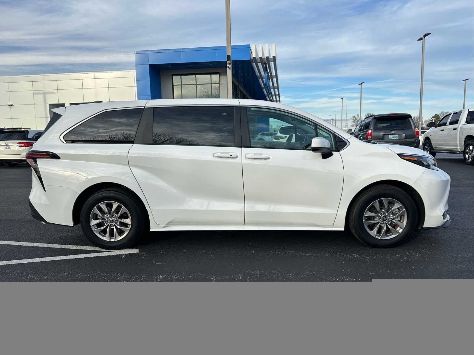 2024 Toyota Sienna LE